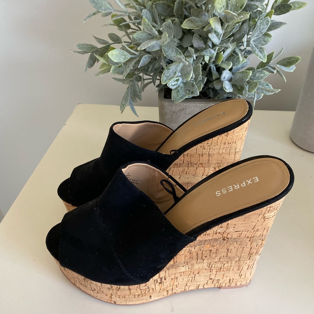 Express Black Velvet Wegdes